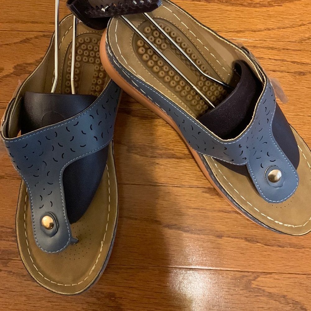 Size 8.5 (39) NWT memory foam wedge sandals in blue with gold buckle